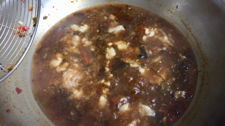 麻辣鲜香，嫩滑美味➕酸菜豆腐水煮鱼,小火炖煮两三分钟，鱼片浮起即可，巴沙鱼鱼肉嫩也挺容易煮熟的