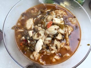 麻辣鲜香，嫩滑美味➕酸菜豆腐水煮鱼,剩余的汤汁煮滚，浇在汤盆中