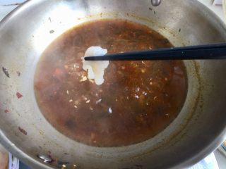 麻辣鲜香，嫩滑美味➕酸菜豆腐水煮鱼,转中火，保持汤汁沸腾，一片片加入鱼片