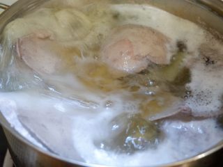 白切猪肝（卤猪肝）,锅中先烧开一锅水，将猪肝放进去，煮出浮沫，取出冲洗干净。