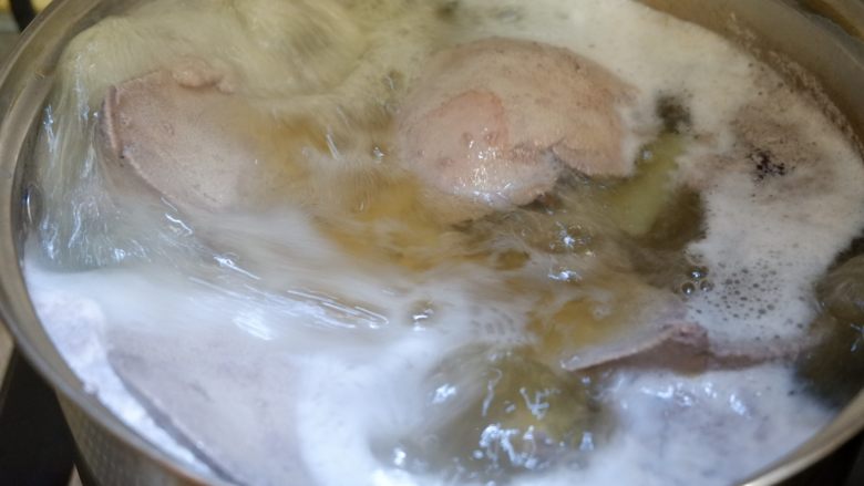 白切猪肝（卤猪肝）,锅中先烧开一锅水，将猪肝放进去，煮出浮沫，取出冲洗干净。