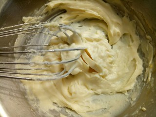 奥利奥咸奶油抹茶奶酪蛋糕卷,隔水加热，用打蛋器搅至细腻顺滑关火。