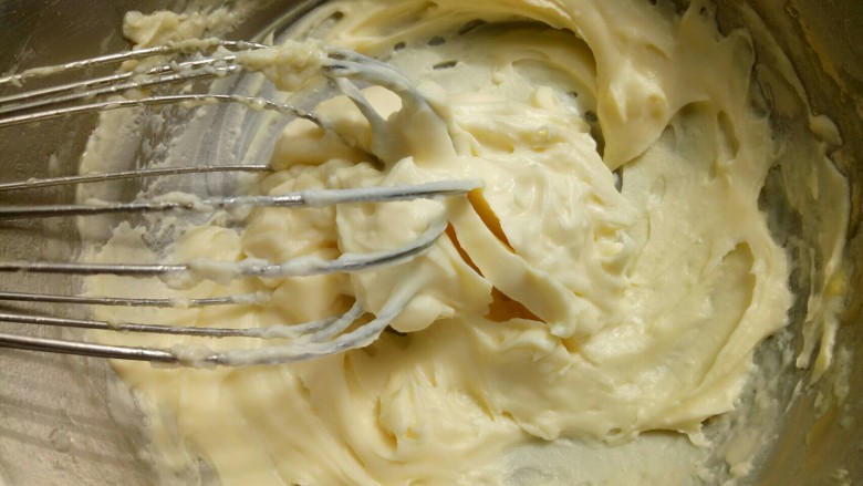 奥利奥咸奶油抹茶奶酪蛋糕卷,隔水加热，用打蛋器搅至细腻顺滑关火。