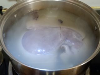白切猪肝（卤猪肝）,下入猪肝和适量盐。再次煮沸后，转小火将猪肝煮熟。