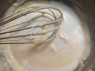 奥利奥咸奶油抹茶奶酪蛋糕卷,牛奶分3次加入，每次搅匀再加下一次的牛奶。搅至顺滑备用。