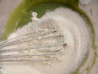 奥利奥咸奶油抹茶奶酪蛋糕卷,筛入低粉“Z”字形搅匀。 