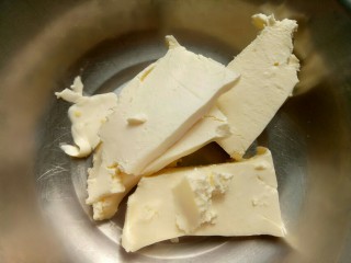 奥利奥咸奶油抹茶奶酪蛋糕卷,奶油奶酪放入干净的盆里。