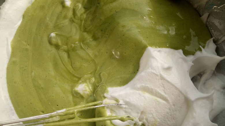 奥利奥咸奶油抹茶奶酪蛋糕卷,把拌匀的糊全部倒入剩下的蛋白糊里，翻拌均匀。