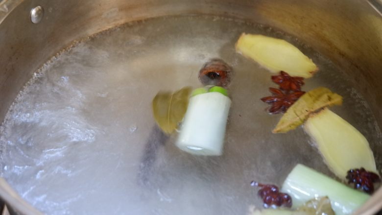 香辣凉拌鸡胗,锅中加入水，放入葱姜，香料，料酒，将水煮沸。