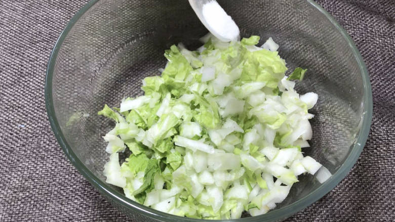 白菜卷肉,白菜洗净后将叶和梗分开，梗切碎加盐腌制变软
