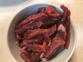 蒜苔香干,牛肉切成小条。