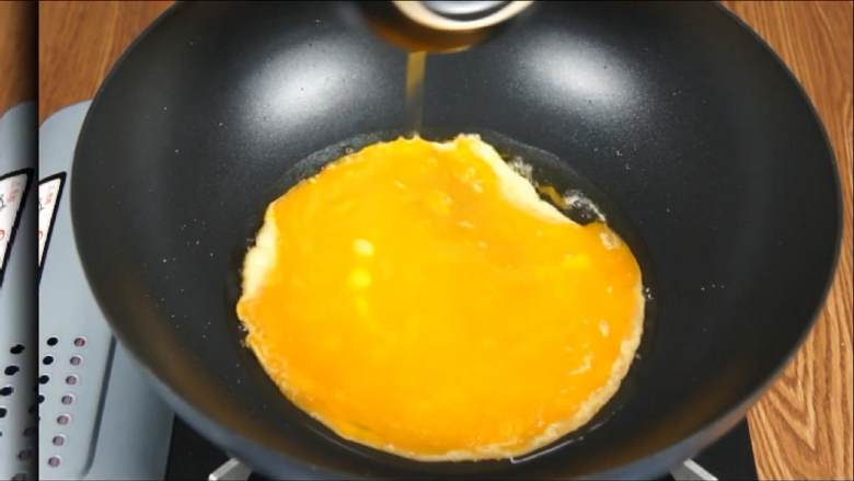 豆腐白似银,鸡蛋黄如金——金银豆腐,
锅里放油烧热，倒入鸡蛋液。