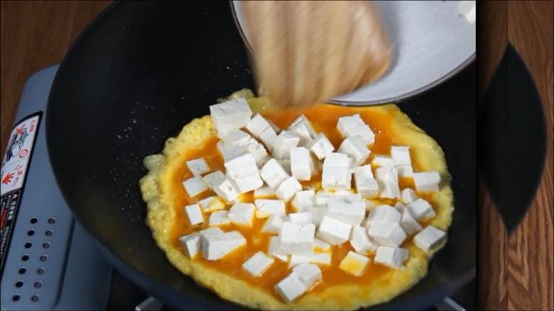豆腐白似银,鸡蛋黄如金——金银豆腐,倒入豆腐，中火炒至鸡蛋熟透。