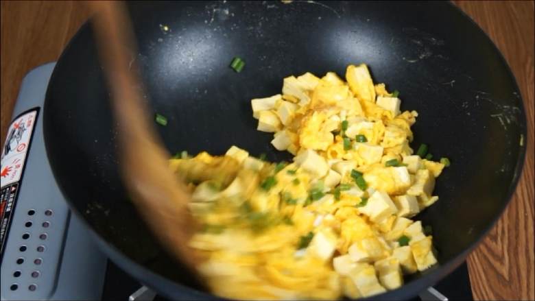 豆腐白似银,鸡蛋黄如金——金银豆腐,撒入香葱，翻炒均匀即可。
