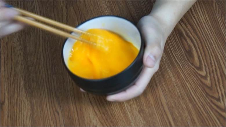 豆腐白似银,鸡蛋黄如金——金银豆腐,<a style='color:red;display:inline-block;' href='/shicai/ 9'>鸡蛋</a>打入碗中，加入食盐搅拌均匀。