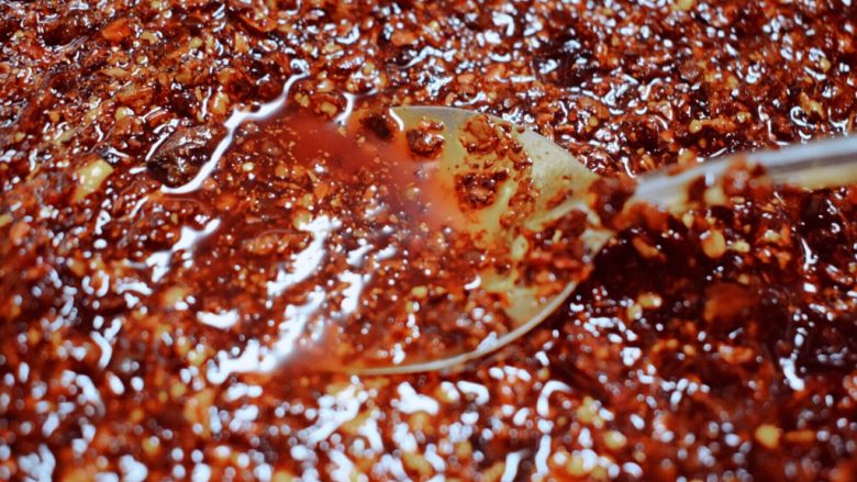 香而不辣的花生油辣椒,继续搅拌几下，盖上盖子，第二天即可食用。