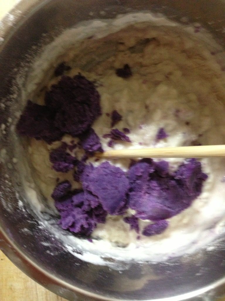 紫薯花卷,把紫薯泥，酵母水一起和到面粉里，紫薯泥要一点一点的加进去；