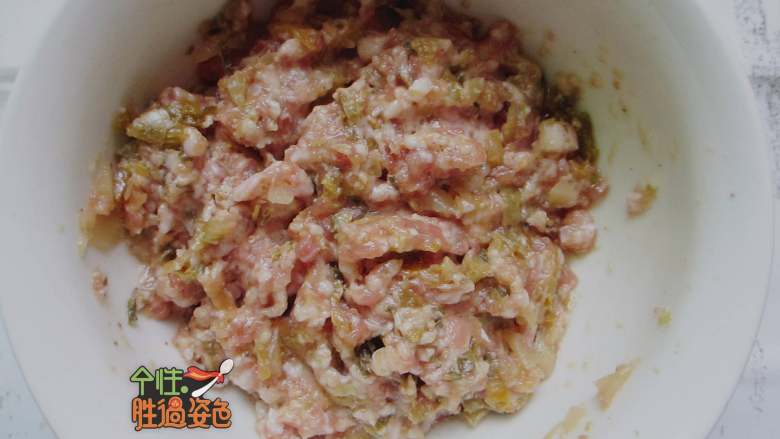 酸菜猪肉蒸饺,顺时针搅拌均匀