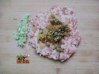 酸菜猪肉蒸饺,猪肉馅+酸菜+葱姜剁碎