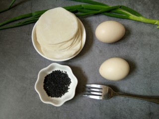 百变饺子皮~太阳鸡蛋灌饼,准备好食材，还有一把叉子