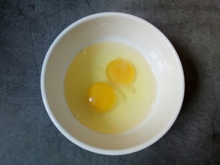 百变饺子皮~太阳鸡蛋灌饼,鸡蛋2个磕入碗中