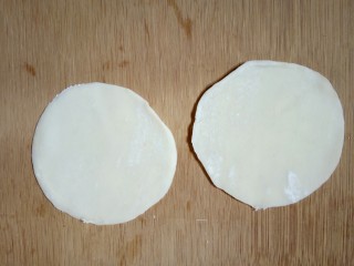 百变饺子皮~太阳鸡蛋灌饼,取两片饺子皮，周围抹上少许的水，一会两片叠一起，比较容易粘住