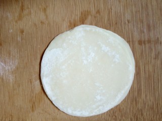 百变饺子皮~太阳鸡蛋灌饼,两片叠在一起， 用手指轻轻按压边缘，捏紧，一会儿蛋液才不会漏出来。
