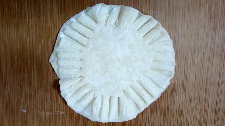 百变饺子皮~太阳鸡蛋灌饼,倒好蛋液捏紧口子，然后再用叉子压出花纹就可以了。