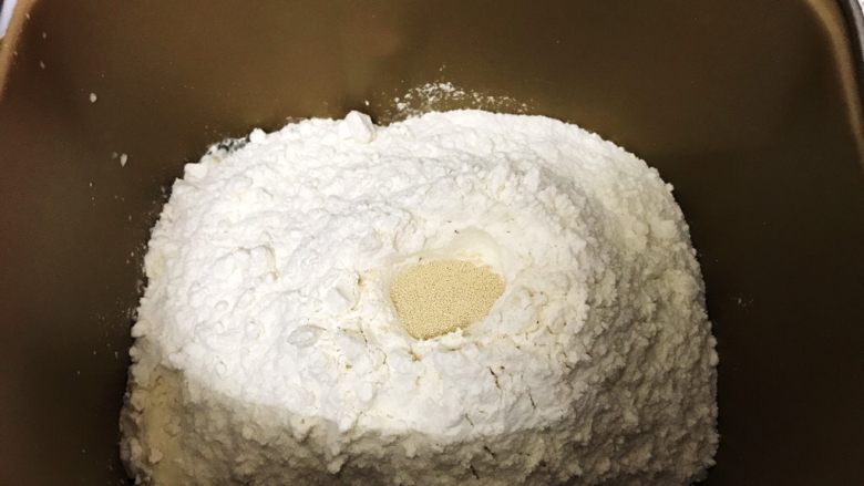 中种淡奶油小餐包,倒入高筋粉，酵母放在面粉坑里再埋起来