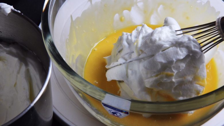 麦芽糖桂圆小蛋糕+无油版,取三分之一的蛋白进入蛋黄糊中。