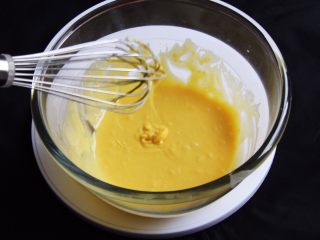 麦芽糖桂圆小蛋糕+无油版,用蛋抽搅拌均匀，蛋黄糊浓稠，滴落的蛋黄糊不会马上消失，可以流动的状态。