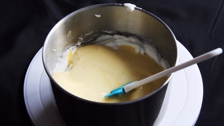 麦芽糖桂圆小蛋糕+无油版,翻拌均匀的蛋糕糊倒回蛋白中继续翻拌均匀。