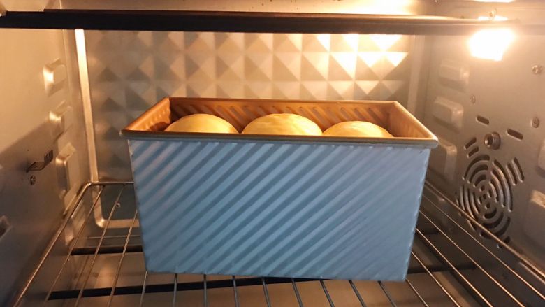 中种北海道吐司,放入预热好的烤箱下层170度上下火烤35到40分钟，要盯好哦上色马上盖锡纸