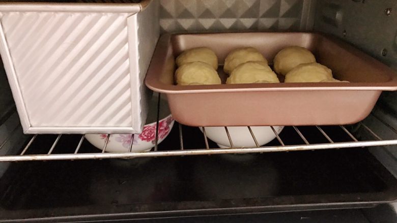 中种北海道吐司,烤箱不通电放入一碗热水，再把吐司盒放里面进行二发，水凉了就换