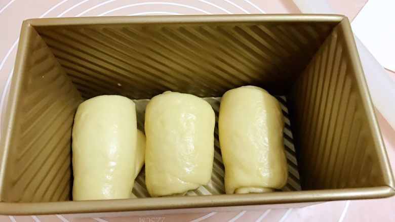 中种北海道吐司,做好的卷卷放在吐司盒里