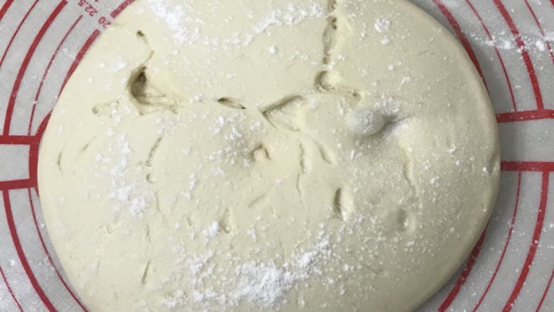 奶香糯米排包,倒出面团表面撤上少许面粉