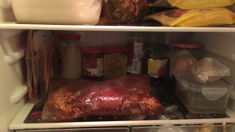 酥炸红糟肉,放冷藏过夜或过过夜，腌入味，想到就去开冰箱给她搓揉下。