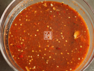 承味香辣牛肉酱绝密配方,将所有酱料在一起混合，混合均匀后待用。