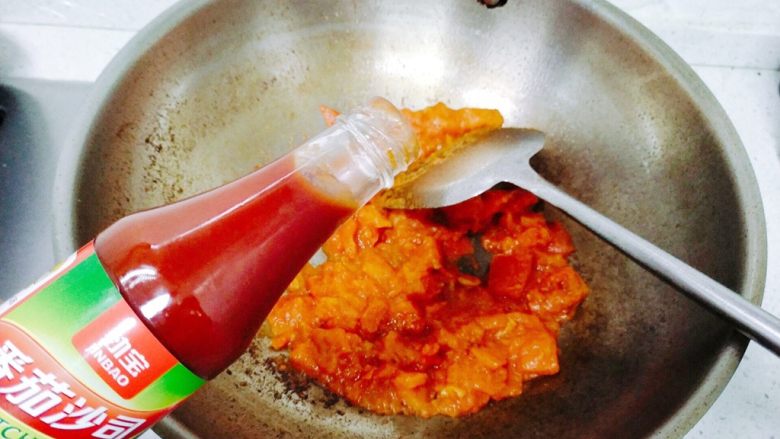 孩子最爱~泡蛋番茄汁,炒到番茄块变溶的时候，加入番茄汁翻炒。因为一边炒菜一边拍照，所以有一点点糊锅了，看起来很脏，不要介意。
