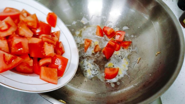 孩子最爱~泡蛋番茄汁,用锅里剩下的油炒番茄块。