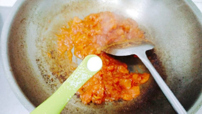 孩子最爱~泡蛋番茄汁,待番茄汁与番茄块融合之后，加入适量的盐翻炒一会儿，不要加糖了。
