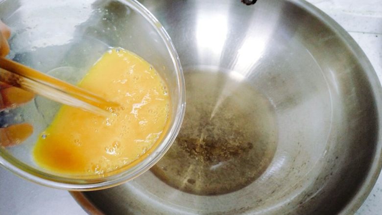 孩子最爱~泡蛋番茄汁,油热之后下鸡蛋液，鸡蛋液下锅之前再拌一下。