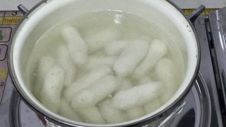 韩式炒年糕(芝士年糕),冷水下锅过年糕，捞出备用