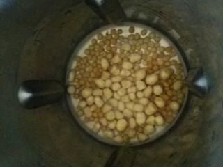 花生黄豆豆浆,把花生和黄豆放入豆浆机里