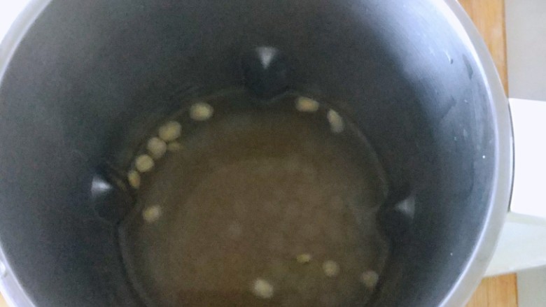 花生黄豆豆浆,加入清水到水位线中间。
