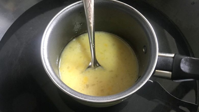 马卡龙柠檬蛋奶夹馅,隔热水加热，不停搅拌，直到变得浓稠。
