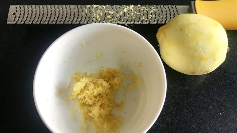 马卡龙柠檬蛋奶夹馅,把皮屑擦下来，只擦最表皮黄色的部分。