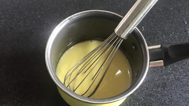 马卡龙柠檬蛋奶夹馅,用单抽搅拌均匀。