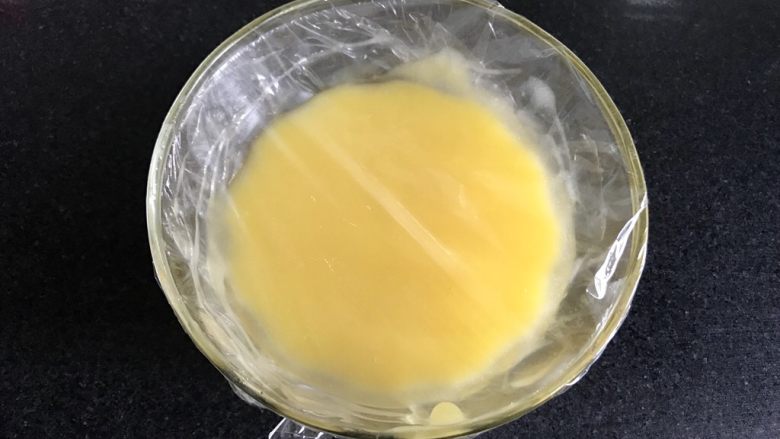 马卡龙柠檬蛋奶夹馅,保鲜膜盖好，冷藏一夜。