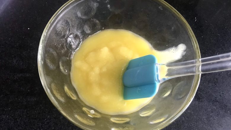 马卡龙柠檬蛋奶夹馅,过筛要就是很细腻的膏状。